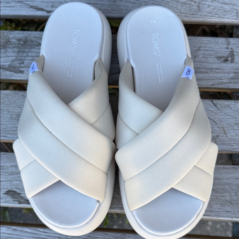 Minimalist  Everyday Comfort TOMS Women's Ivory Crisscross Sandals Size 8